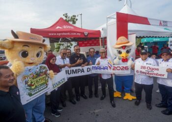 ISHAM Ishak (empat kiri) ketika program lawatan ke Pasar Tani Putrajaya. - UTUSAN/FAISOL MUSTAFA