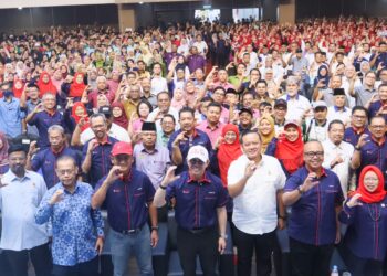 STEVEN Sim Chee Keong (depan, tengah) ketika menghadiri sambutan Hari Koperasi Negara (HKN) di Pusat Konvensyen PICCA @ Butterworth Arena, Pulau Pinang hari ini.-UTUSAN/DANIAL SAAD