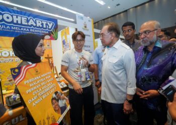 ANWAR Ibrahim melawat reruai pameran selepas Majlis Perasmian SParK 2026 : Transformasi Niaga di Putrajaya. - UTUSAN/FAISOL MUSTAFA