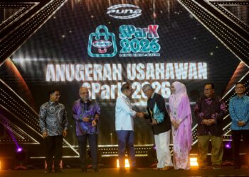 ANWAR Ibrahim menyampaikan Anugerah Usahawan SParK 2026 kepada Securido Door Sdn Bhd pada Majlis Perasmian SParK 2026di Putrajaya. - UTUSAN/FAISOL MUSTAFA