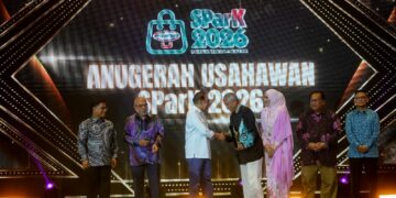 ANWAR Ibrahim menyampaikan Anugerah Usahawan SParK 2026 kepada Securido Door Sdn Bhd pada Majlis Perasmian SParK 2026di Putrajaya. - UTUSAN/FAISOL MUSTAFA