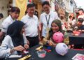 CHOW Kon Yeow (berdiri, dua dari kiri) melihat pengunjung diberikan peluang untuk menghasilkan sendiri tanglung ketika hadir meninjau Festival Jalanan sempena Perayaan Warisan George Town 2026 di Pulau Pinang, semalam.-UTUSAN/DANIAL SAAD