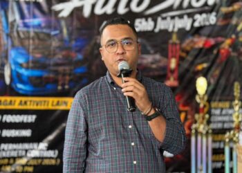 Abbas Azmi menyampaikan ucapan ketika menghadiri Program Karnival Komuniti Zon 19 di Seri Kembangan, hari ini.