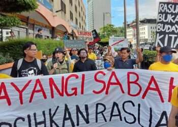 SEKITAR perhimpunan dan perarakan Perhimpunan Gempur Rasuah Sabah 3.0 di Kota Kinabalu, hari ini. - UTUSAN/RAEESAH HANAN