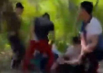 TANGKAP layar pelajar dipukul oleh sekumpulan remaja di ladang kelapa sawit Jalan Sri Delima, Merotai Besar, Tawau. - IHSAN MEDIA SOSIAL