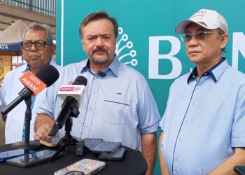 AMIR Hamzah Azizan ketika sidang media selepas menyempurnakan Program Mikro Kredit Turun Padang bertempat di Pasar Tamu Papar - UTUSAN/RAEESAH HANAN