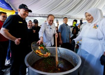 ANWAR Ibrahim beramah mesra dengan orang ramai ketika hadir ke Program Kenduri Rakyat bersama PMX, di Villa Kemboja, Semerah, di sini hari ini. - UTUSAN/SHIDDIEQIIN ZON