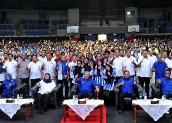 AHMAD Zahid Hamidi bergambar bersama penuntut pada majlis Jelajah TVET Mara Johor Darul Ta'zim di Kompleks Sukan Educity, Iskandar Puteri di sini. - UTUSAN/RAJA JAAFAR ALI