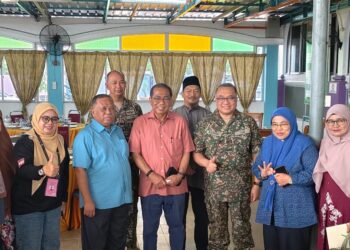 MOHAMED Khaled Nordin bergambar ketika menghadiri Program Ilmiah Keagamaan Masyarakat (PIKAT) di Felda Air Tawar.