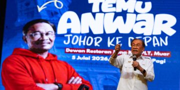 ANWAR Ibrahim pada Program Temu Anwar di Restoran Seng Kee, Muar, di sini hari ini.