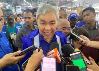 AHMAD Zahid Hamidi ketika ditemui pada Majlis Ramah Mesra Bersama Masyarakat Cina di Medan Selera Tangkak Jaya, di sini hari ini.