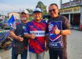 DR. Naqib Ghazali bersama orang ramai ketika berkempen baru-baru ini di DUN Panti, Johor.