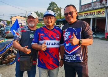 DR. Naqib Ghazali bersama orang ramai ketika berkempen baru-baru ini di DUN Panti, Johor.