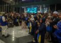 SEBAHAGIAN jemaah umrah mengaminkan bacaan doa sebelum berangkat ke Tanah Suci pada majlis pelepasan kumpulan jemaah umrah ke Tanah Suci di KLIA Terminal 1. - UTUSAN/FAISOL MUSTAFA