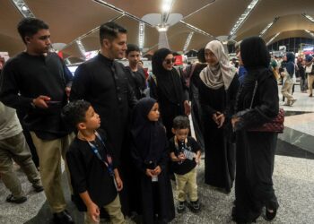 IDA Riswana Idris (dua kanan)  bersama usahawan, Datuk Seri Aliff Syukri dan ahli keluarganya yang akan berangkat ke Tanah Suci. - UTUSAN/FAISOL MUSTAFA