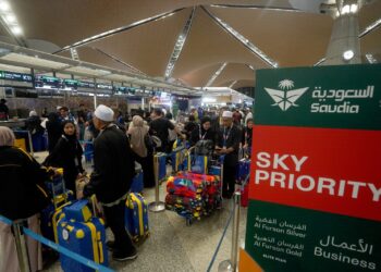 JEMAAH umrah Andalusia yang akan berangkat ke Tanah Suci di KLIA Terminal 1. - UTUSAN/FAISOL MUSTAFA