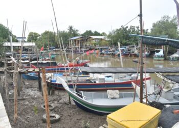 GOLONGAN nelayan berharap kerajaan dapat memperkenalkan inisiatif Budi nelayan bagi membantu menampung keperluan operasi semasa mereka. – UTUSAN/ASYRAF MUHAMMAD