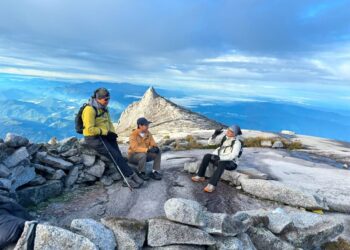 RADZUAN (kiri), Syuhaib (tengah) dan Ahyat (kanan) ketika sesi rakaman podcast Bijak Wang di puncak Gunung Kinabalu, semalam.