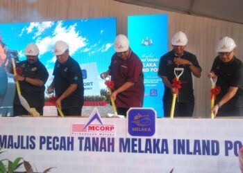 AB. Rauf Yusoh melakukan pecah tanah bagi pembinaan Melaka Inland Port bernilai RM300 juta di Tapak Tanah Taboh Naning, Alor Gajah hari ini. - UTUSAN/AMRAN MULUP