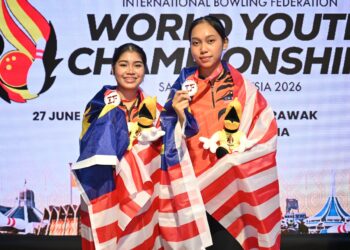 Gandingan negara, Adania Mohd. Redzwan (kanan) dan Adelia Nur Irwan Syazalee meraikan kejayaan muncul juara beregu perempuan Kejohanan Boling Remaja Dunia IBF selepas menewaskan wakil Amerika Syarikat pada aksi final di Megalanes Sarawak, Kuching, pada Ahad. - FOTO MTBC