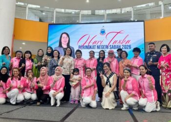 JULITA Majungki (berdiri, tujuh dari kiri) pada penutupan Sambutan Hari Taska Peringkat Sabah di Kota Kinabalu, hari ini. - HARDY JOE