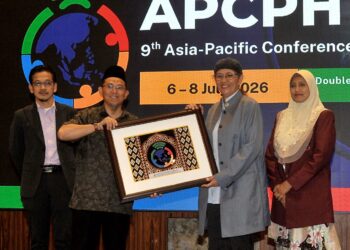 HANIFAH Hajar Taib menerima cenderamata yang disampaikan Pengarah Kesihatan Johor, Dr. Mokhtar Pungut sempena Persidangan Kesihatan Awam Asia-Pasifik (APCPH) Ke-9 2026 di DoubleTree by Hilton Johor Bahru disini. - UTUSAN/RAJA JAAFAR ALI