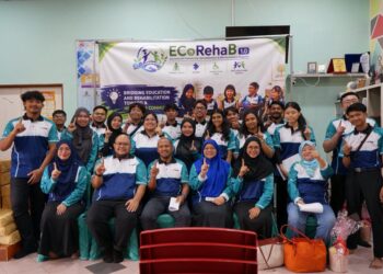 Sebahagian daripada pensyarah dan pelajar Universiti Malaysia Pahang Al-Sultan Abdullah yang terlibat dalam Program Educational Community Rehabilitation and Biomechanics Programme (ECoRehaB 1.0) di Kuantan, baru-baru ini.