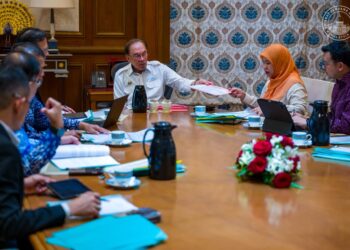 ANWAR Ibrahim  ketika mengadakan pertemuan bersama pengurusan Felda hari ini.