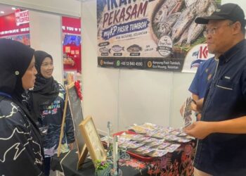 ADNAN Hussain (kanan) semasa melawat ruang pameran dan jualan pada Karnival myAgropreneur Perikanan (myAP) dan myKomuniti Perikanan (myKP) Zon Timur 2026 Jabatan Perikanan Malaysia di sebuah kompleks beli-belah di Tunjong, Kota Bharu, Kelantan, hari ini. - UTUSAN/ROSMIZAN RESDI