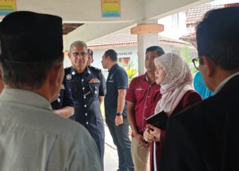 FADHLINA Sidek meninjau sekolah menengah di Banting, Selangor yang menjadi lokasi kejadian seorang pelajar perempuan tingkatan tiga ditikam, pagi tadi.