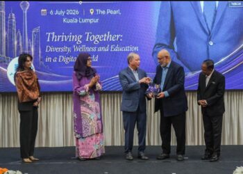 FADILLAH Yusof bersama Datuk Seri Syed Ali Al-Habshee ketika Persidangan Pelajar Antarabangsa ADNI (AISC) 2026 di Kuala Lumpur. - FOTO IHSAN PEJABAT TPM