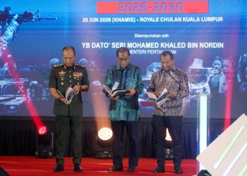 MOHAMED Khaled Nordin melancarkan Pelan Strategik Pertahanan Negara (PSPN) 2026-2030 dan Rangka Tindakan Kapasiti Pertahanan (RTKP) 2026-2030 baru-baru ini. - UTUSAN/FAUZI BAHARUDIN