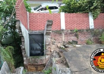 TEMBOK pagar sebuah kediaman di Bandar Baru Sri Petaling, Kuala Lumpur runtuh disebabkan hujan melanda ibu negara, petang tadi.