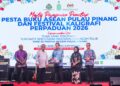 TUN Ramli Ngah Talib (tengah) dan Aaron Ago Dagang (dua dari kiri) ketika menghadiri Majlis Penutupan Pesta Buku ASEAN dan Festival Kaligrafi Perpaduan 2026 di PWCC, Pulau Pinang malam ini.-UTUSAN/DANIAL SAAD
