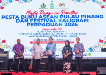 TUN Ramli Ngah Talib (tengah) dan Aaron Ago Dagang (dua dari kiri) ketika menghadiri Majlis Penutupan Pesta Buku ASEAN dan Festival Kaligrafi Perpaduan 2026 di PWCC, Pulau Pinang malam ini.-UTUSAN/DANIAL SAAD