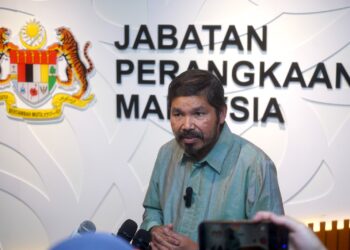 MOHD Uzir Mahidin menyampaikan taklimat pada program Simfoni Data & Media: Wacana Khas Bersama Ketua Perangkawan Malaysia dan Pelancaran Produk baharu DOSM 2026 di Jabatan Perangkaan Malaysia (DOSM), Blok C7, Kompleks C Putrajaya, di sini, hari ini. - UTUSAN/FAISOL MUSTAFA