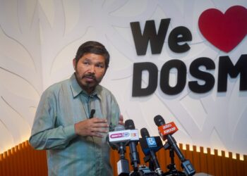 MOHD. Uzir menyampaikan taklimat pada program Simfoni Data & Media: Wacana Khas Bersama Ketua Perangkawan dan Pelancaran Produk baharu DOSM 2026 di Putrajaya, semalam. - UTUSAN/FAISOL MUSTAFA