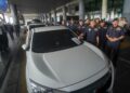 AEDY Fadly Ramli melihat kenderaan yang disita dalam operasi khas membanteras ulat pengangkutan di KLIA Terminal 2. - UTUSAN/FAISOL MUSTAFA