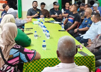 MOHAMED Farzan Haja Muhaidin (kiri) ketika mempengerusikan satu mesyuarat khas membincangkan mengenai isu berkaitan warga Rohingya serta langkah untuk mengatasinya di sekitar Bagan Dalam, Butterworth, Pulau Pinang.
