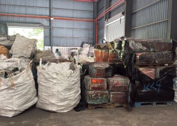 POLIS berjaya membongkar kewujudan sebuah premis yang dipercayai digunakan sebagai lokasi untuk menyimpan dan memproses sisa elektronik atau e-waste secara haram bernilai jutaan ringgit di Lorong Pengkalan Indah, Bukit Tengah, Bukit Mertajam, Pulau Pinang semalam.-IHSAN PDRM