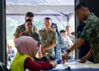 Proses undian awal melibatkan melibatkan anggota tentera di Kem Mahkota, Kluang.-UTUSAN/SHIDDIEQIIN ZON