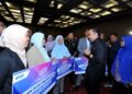 PENGERUSI MARA, Datuk Dr. Asyraf Wajdi Dusuki beramah mesra dengan penerima Pembiayaan PRIN sempena Himpunan Usahawan Johor di Pusat Konvensyen Antarabangsa Persada, Johor Bahru disini. UTUSAN/RAJA JAAFAR ALI