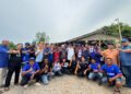 ISRAK ABDULLAH (tengah) bergambar bersama penduduk sekitar DUN Kukup semasa berkempen pada PRN Johor ke-16.