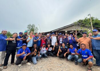 ISRAK ABDULLAH (tengah) bergambar bersama penduduk sekitar DUN Kukup semasa berkempen pada PRN Johor ke-16.