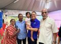 RAMLEE Bohani (dua kanan) menyantuni masyarakat berketurunan India ketika berkempen bagi DUN Kempas pada PRN Johor ke-16.