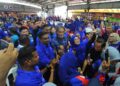 KHAIRY Jamaluddin disambut meriah oleh orang ramai ketika hadir dalam program Santai Bersama di Southern Tiger Hub, Kulai disini. UTUSAN/RAJA JAAFAR ALI