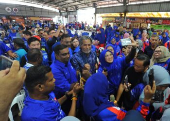 KHAIRY Jamaluddin disambut meriah oleh orang ramai ketika hadir dalam program Santai Bersama di Southern Tiger Hub, Kulai disini. UTUSAN/RAJA JAAFAR ALI