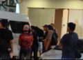POLIS bawa dua individu ditahan ke lokasi penemuan mayat di sebuah rumah kedai Jalan PJS 8/2, Bandar Sunway di sini hari ini.