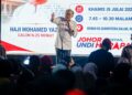 PERDANA Menteri Datuk Seri Anwar Ibrahim berucap pada Grand Finale DUN Rengit sempena kempen Pilihan Raya Negeri (PRN) Johor ke-16, Dewan Orang Asli Rengit, di sini hari ini. Foto: SHIDDIEQIIN ZON