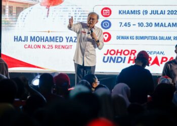 PERDANA Menteri Datuk Seri Anwar Ibrahim berucap pada Grand Finale DUN Rengit sempena kempen Pilihan Raya Negeri (PRN) Johor ke-16, Dewan Orang Asli Rengit, di sini hari ini. Foto: SHIDDIEQIIN ZON